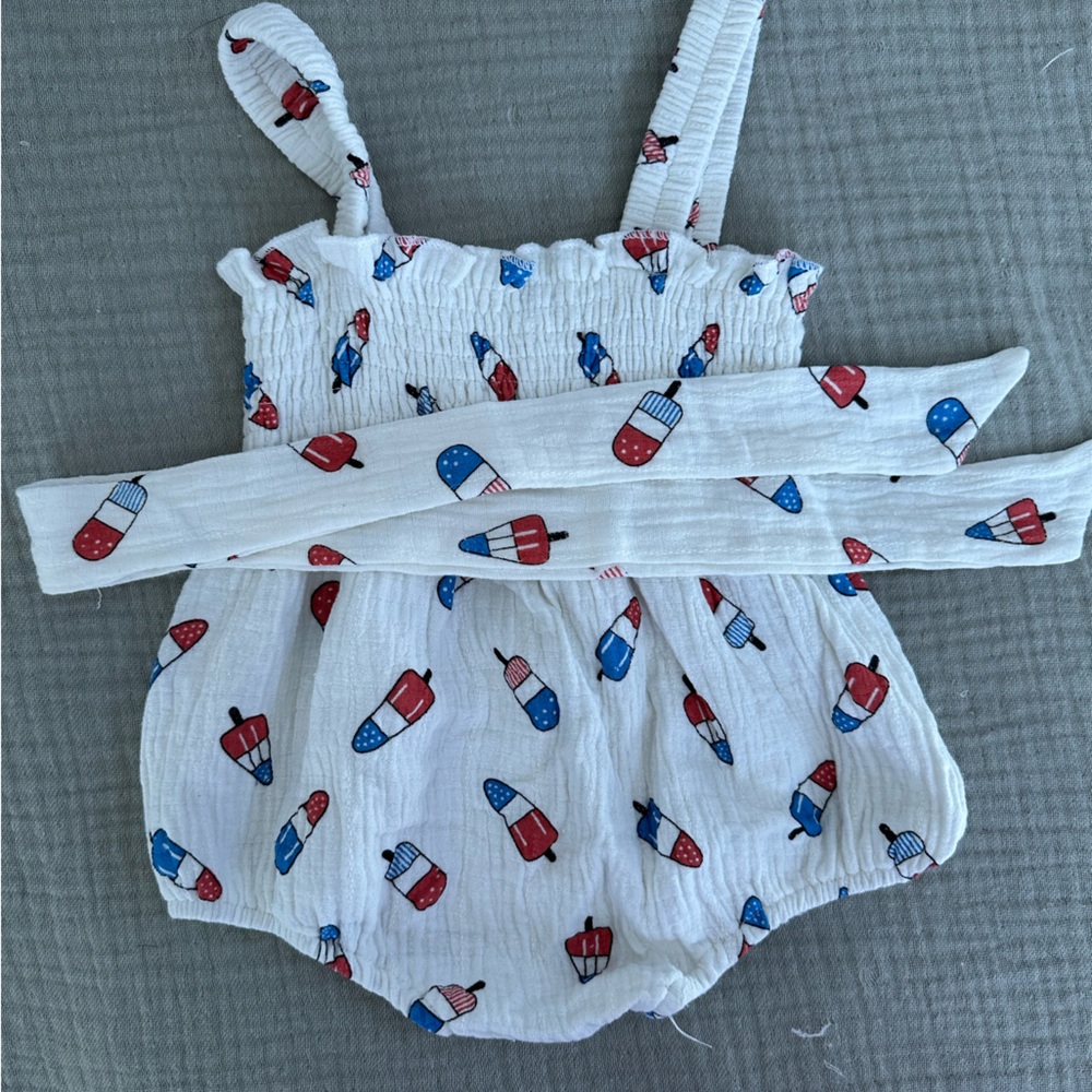 Baby girl Like new 4th of July baby romper 🇺🇸